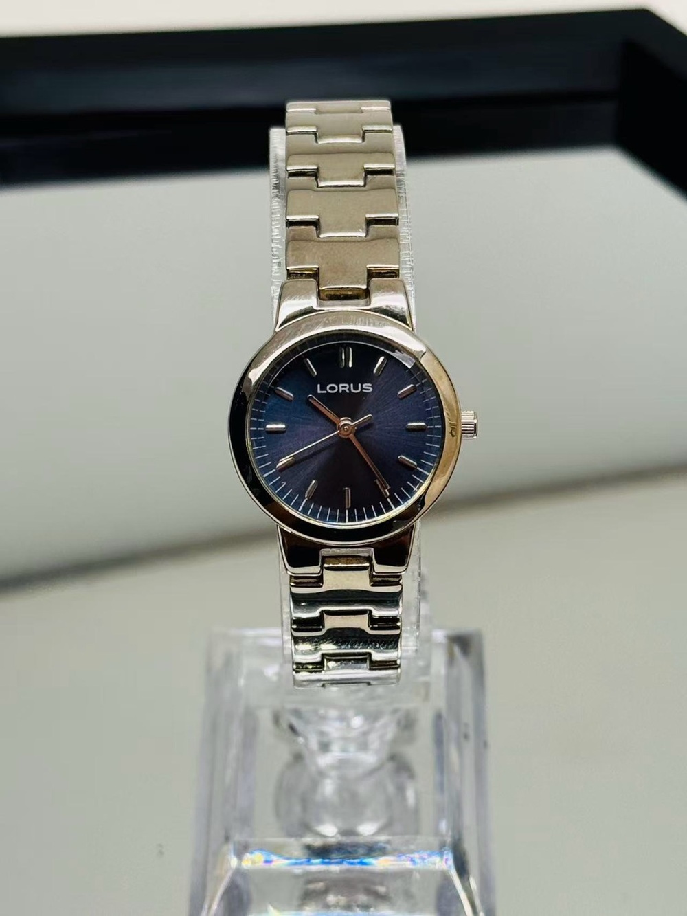 Vintage Lorus Blue Sunburst Dial Women’s Quartz Watch Japan New Battery Runs